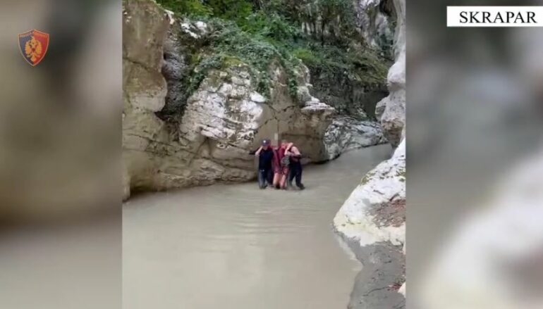 Humbën kontaktet me familjarët, shpëtohen dy turistë çekë të bllokuar në Kanionet e Gradecit
