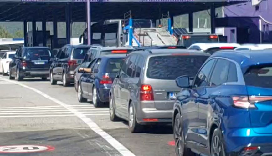 Sezoni veror  Kosova  dyndet  në Shqipëri  mbi 25 qytetarë kalojnë kufirin në Morinë në vetëm 5 orë