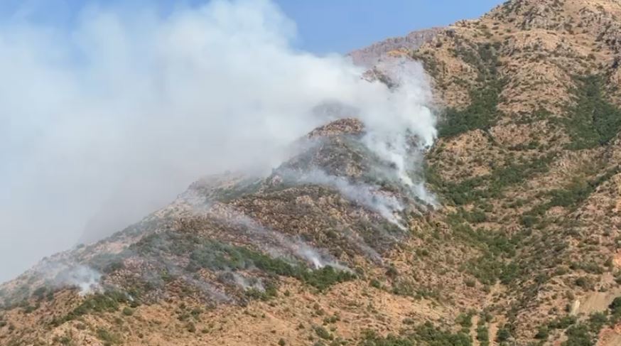 Vatër zjarri mbi fshatin Vajkal  terreni malor e bën të pamundur ndërhyrjen e zjarrfikëseve