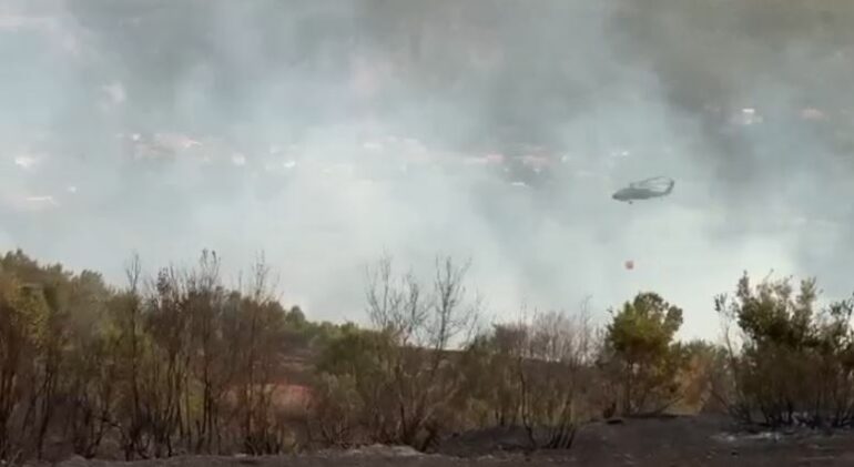 Përkeqësohet situata me zjarret në Librazhd, flakët shumë pranë banesave në Xhyrë, ndërhyhet me helikopter nga ajri