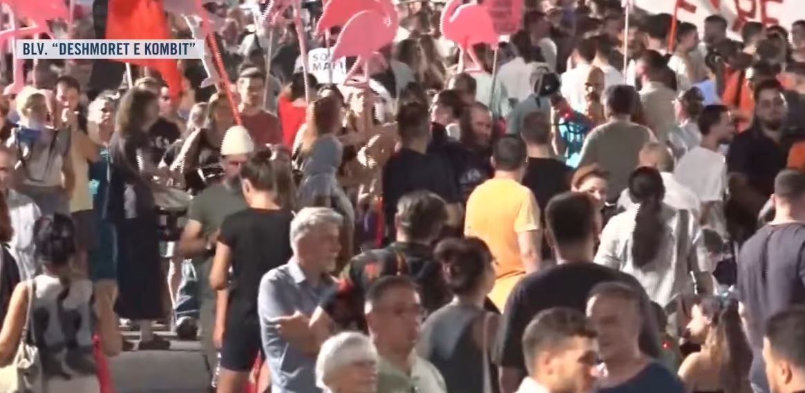 Përfundojnë fjalimet te Kryeministria  protestuesit marshojnë në rrugët e Tiranës  Ju erdhi fundi 