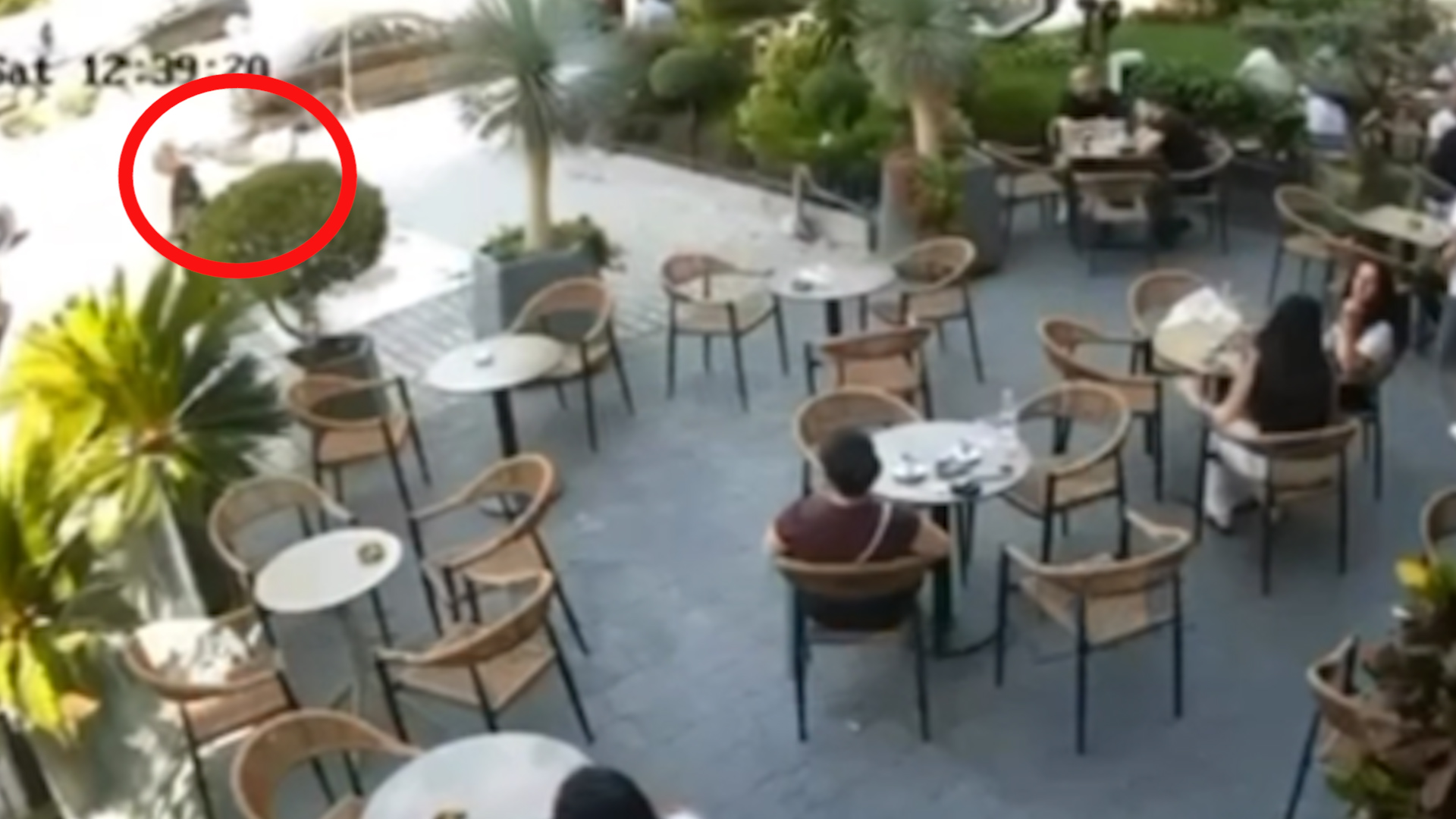 Elbasan  Dyshohet se tentoi të vriste një person  por i bllokohet arma  Policia në kërkim të autorit  FOTO 