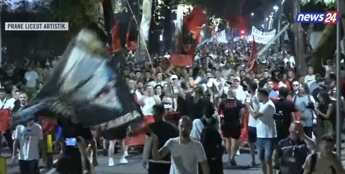 Lumi i protestuesve rikthehet para Kryeministrisë  Mbyllet protesta e 63 antiqeveritare  Qytetarët largohen me thirrjet  Rama    