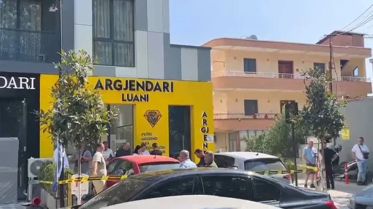 “Morën 1.5 mln lekë florinj”/ Grabitja e argjendarisë në Paskuqan: Autorët shmangën rrugët kryesore, dyshohet se e vëzhguan dyqanin si klientë