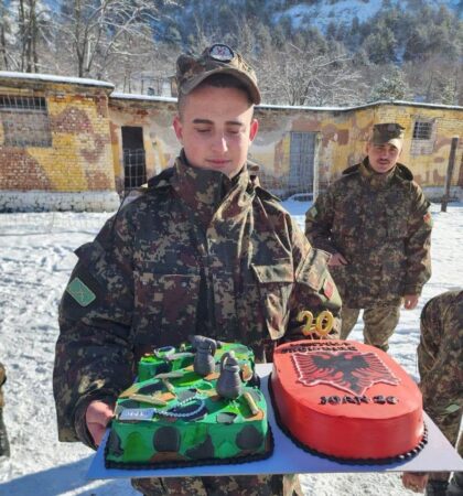 Djalin ia vrau shoku i fëmijërisë, prek me mesazhin nëna e ish-ushtarakut në Korçë: Do të të mbaj në shpirt deri në frymën e fundit!