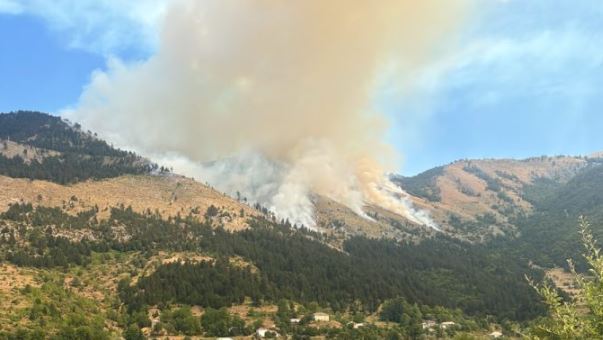 Vatra zjarri aktive në Dibër dhe Tiranë  Nuk ka rrezik për banesat  vijon puna për shuarjen përfundimtare të flakëve
