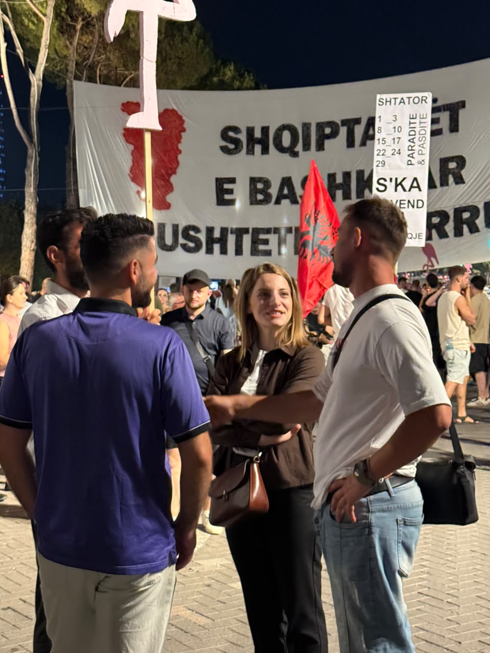 fotolajm-braktisi-ps-marjana-koceku-shfaqet-mes-protestuesve
