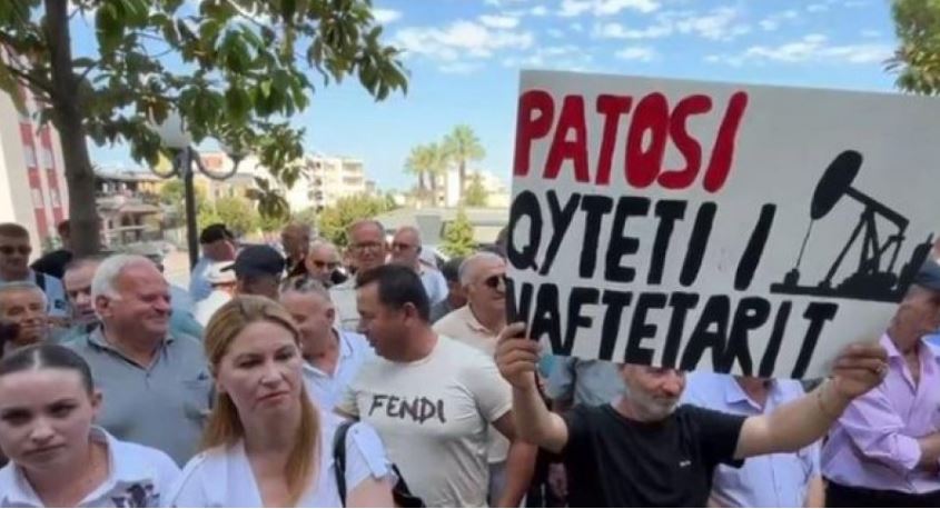 Patosi në këmbë  kundër bashkimit me Fierin  Qyteti i naftëtarëve nuk shkatërrohet