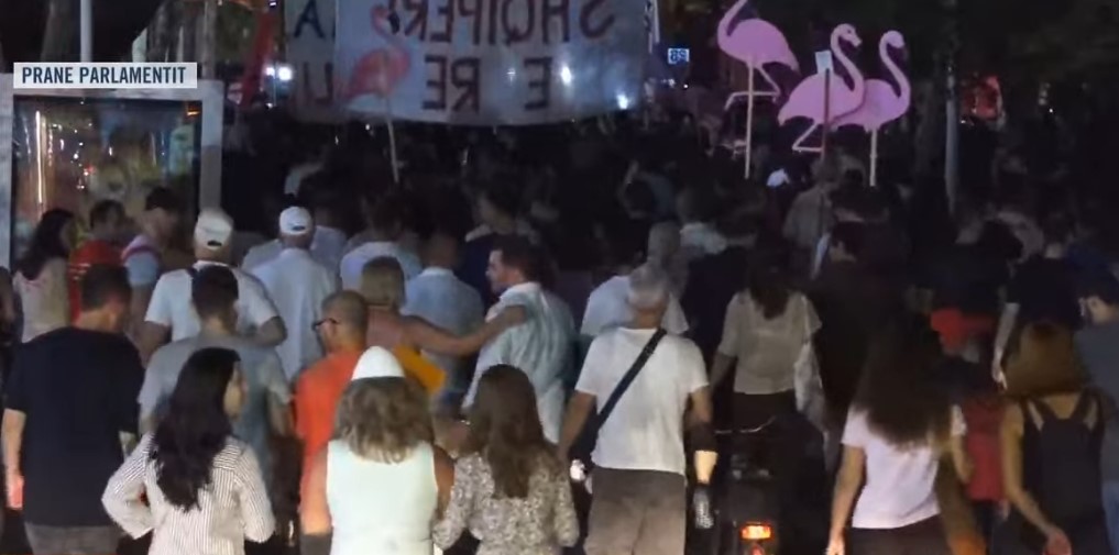 Protestuesit kalojnë te Parlamenti  thirrje të forta kundër deputetëve  140 analfabetë 