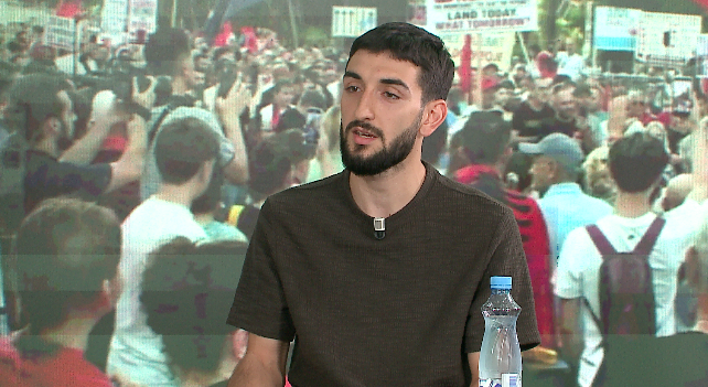  Do të qëndrojmë në shesh  deri në largimin e Ramës   aktivisti  Kryeministri nën presion  protesta e ka bërë të g   