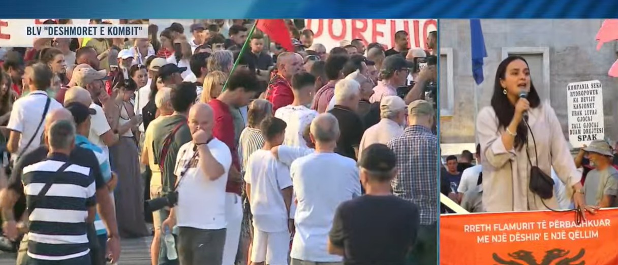 Aktivistja Sidorela Vatnikaj nga protesta  Kërkesat tona të panegociueshme  nuk ikim nga sheshi pa dorëheqjen e Ramës 