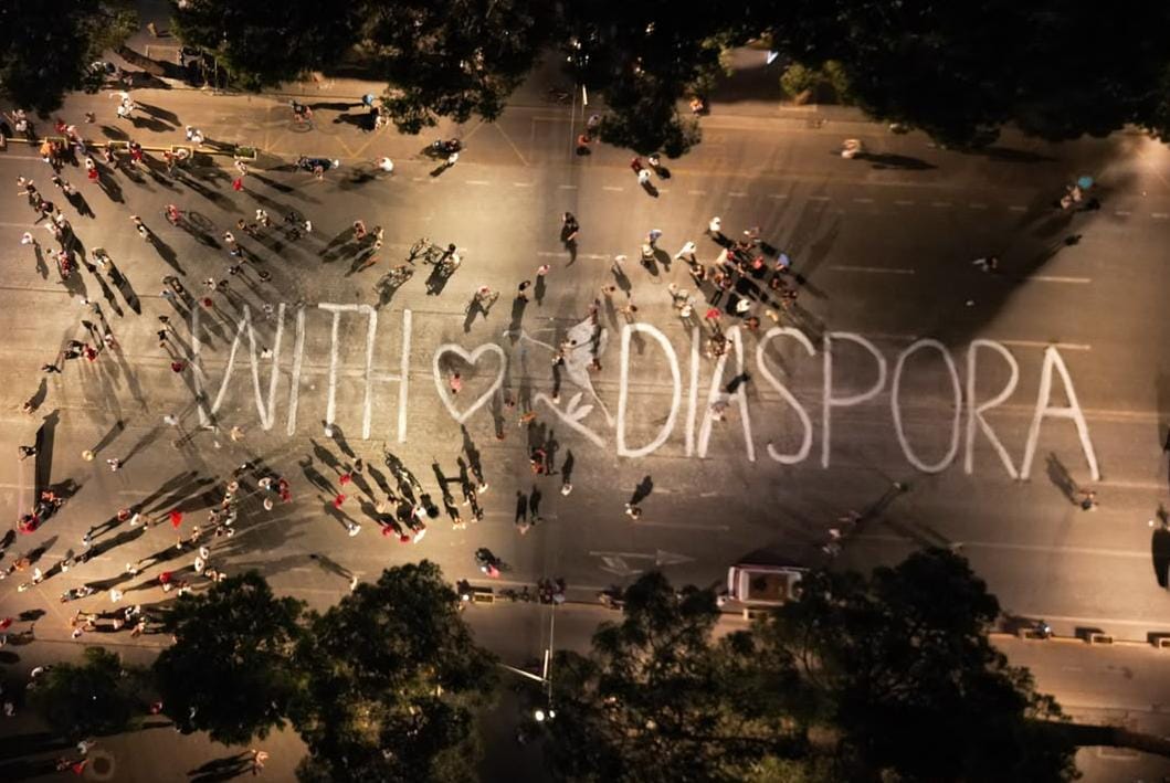 Fotolajm Pjesëmarrje masive në protestë  Qytetarët lënë mesazhin në bulevard  With love diaspora