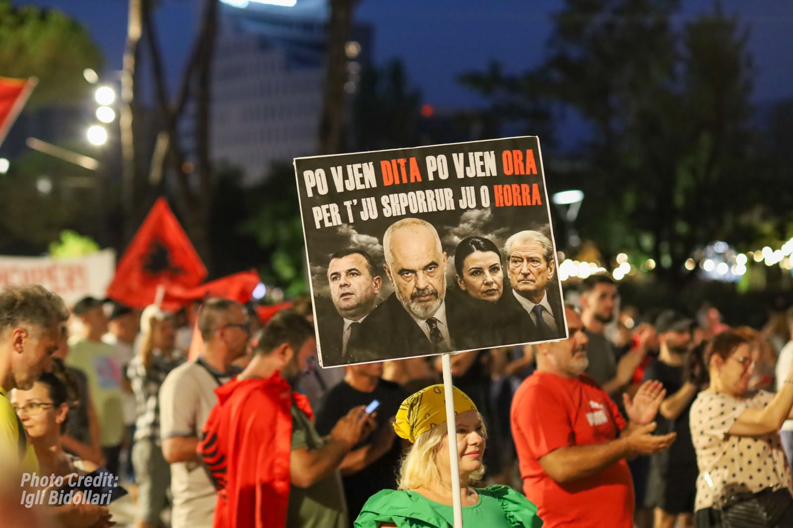 fotogaleri-pankartat-dhe-mesazhet-qe-dominuan-diten-e-70-te-te-revoltes-per-doreheqjen-e-rames