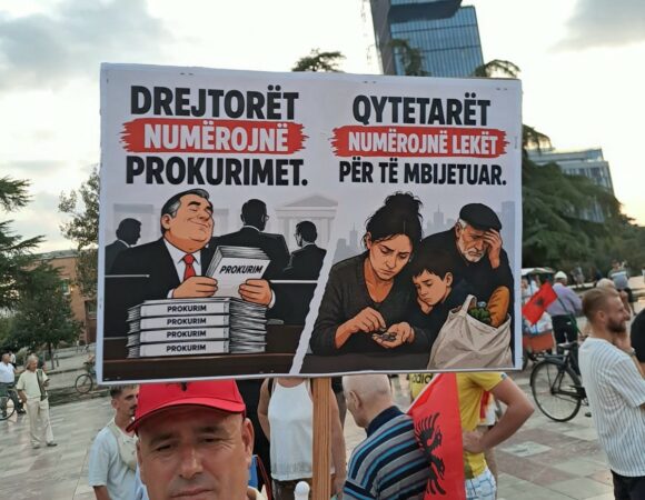 “Drejtorët firmosin, oligarkët grabisin!”/ Pankartat pikante në protestë: Populli do ta çojë Ramën me pushime!