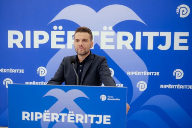 “Gushti nxori zbuluar propagandën e mashtrimit”/ Denoncimi i Muçollarit: Tirana po digjet e po mbytet në plehra, ndërsa miliardat derdhen në beton