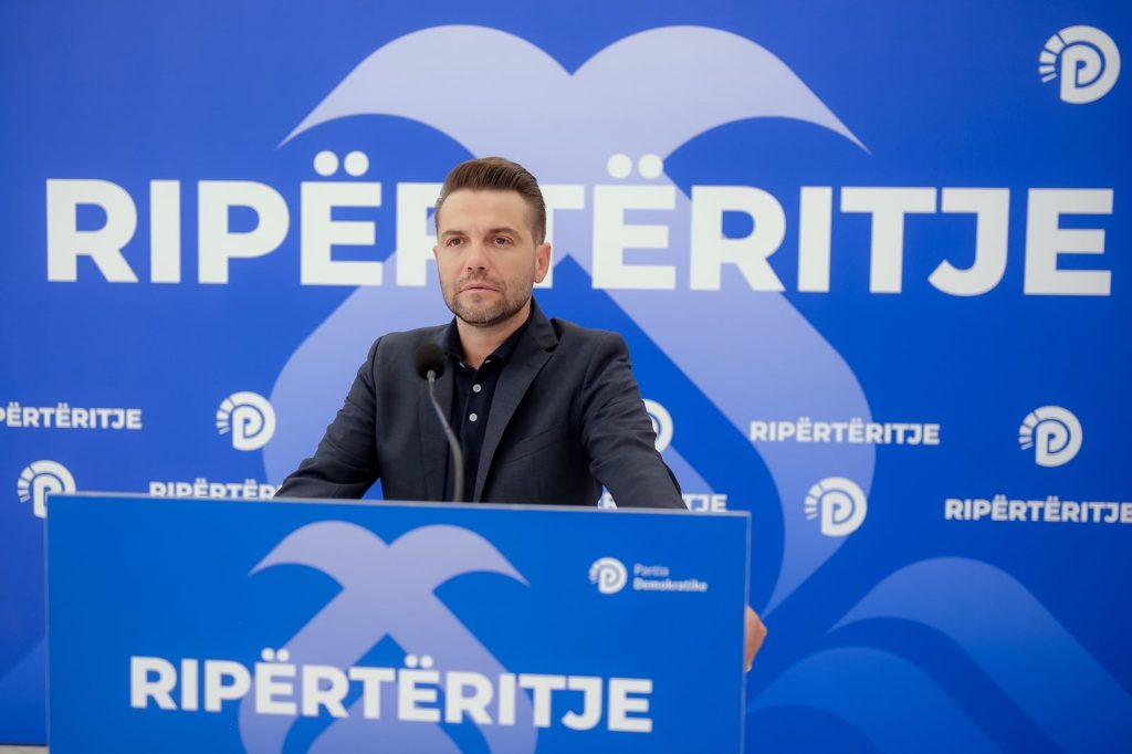  Gushti nxori zbuluar propagandën e mashtrimit   Denoncimi i Muçollarit  Tirana po digjet e po mbytet në plehra  n   