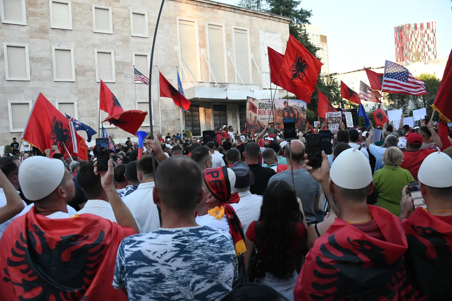 Protesta masive kundër Ramës  gazetarja zvicerane Amèle Debey  Shqiptarët kërkojnë fundin e 35 viteve pushtet në duart e të nj   