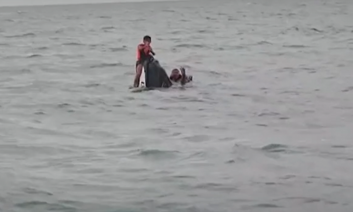 VIDEO  Tmerr në Tajlandë  Rrezikuan të mbyteshin  familja franceze mbetet 16 orë në det