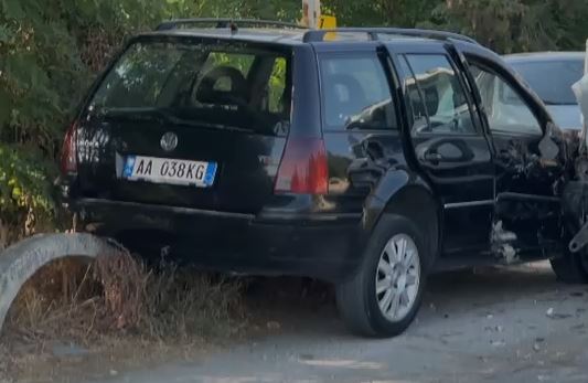Aksident në Fier  Përplasen dy automjete  lëndohet babai dhe djali i mitur  VIDEO 