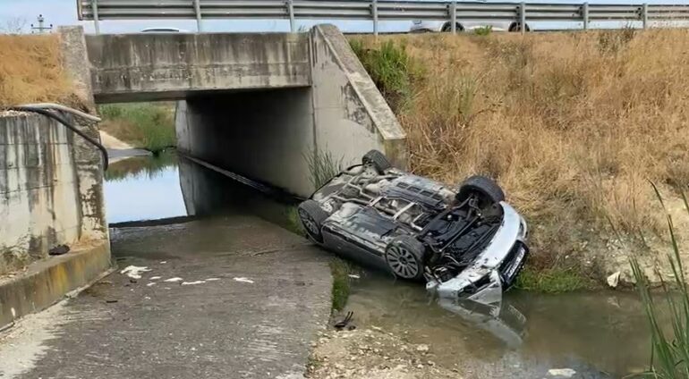 Aksident në aksin Fier-Lushnjë – ‘Audi’ del nga rruga dhe përfundon në nënkalim, plagoset drejtuesi