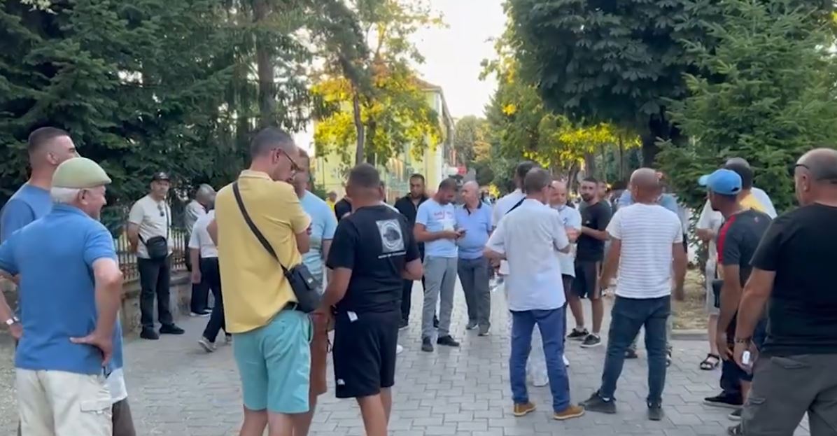 Banorët e Bashkisë Maliq në protestë kundër reformës së re territoriale  Kundërshtojnë shkrirjen me Korçën  kërkojnë ruajtjen    