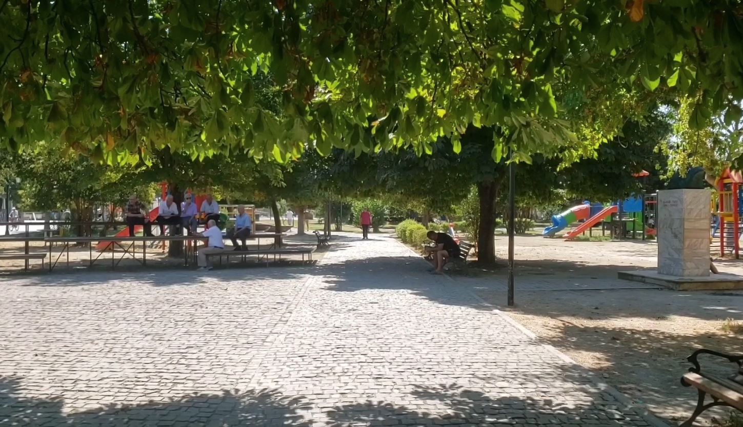 Berat  temperaturat përvëluese  Qytetarët kërkojnë freski në hije dhe shatërvanë  Nuk kemi kushte për ta përballuar vapën