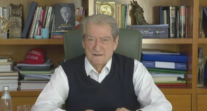  Socialistët po djegin teserat e partisë së krimit   Berisha  Kërcënimet e Ramës dhe as temperaturat e larta s i ndalin protes   