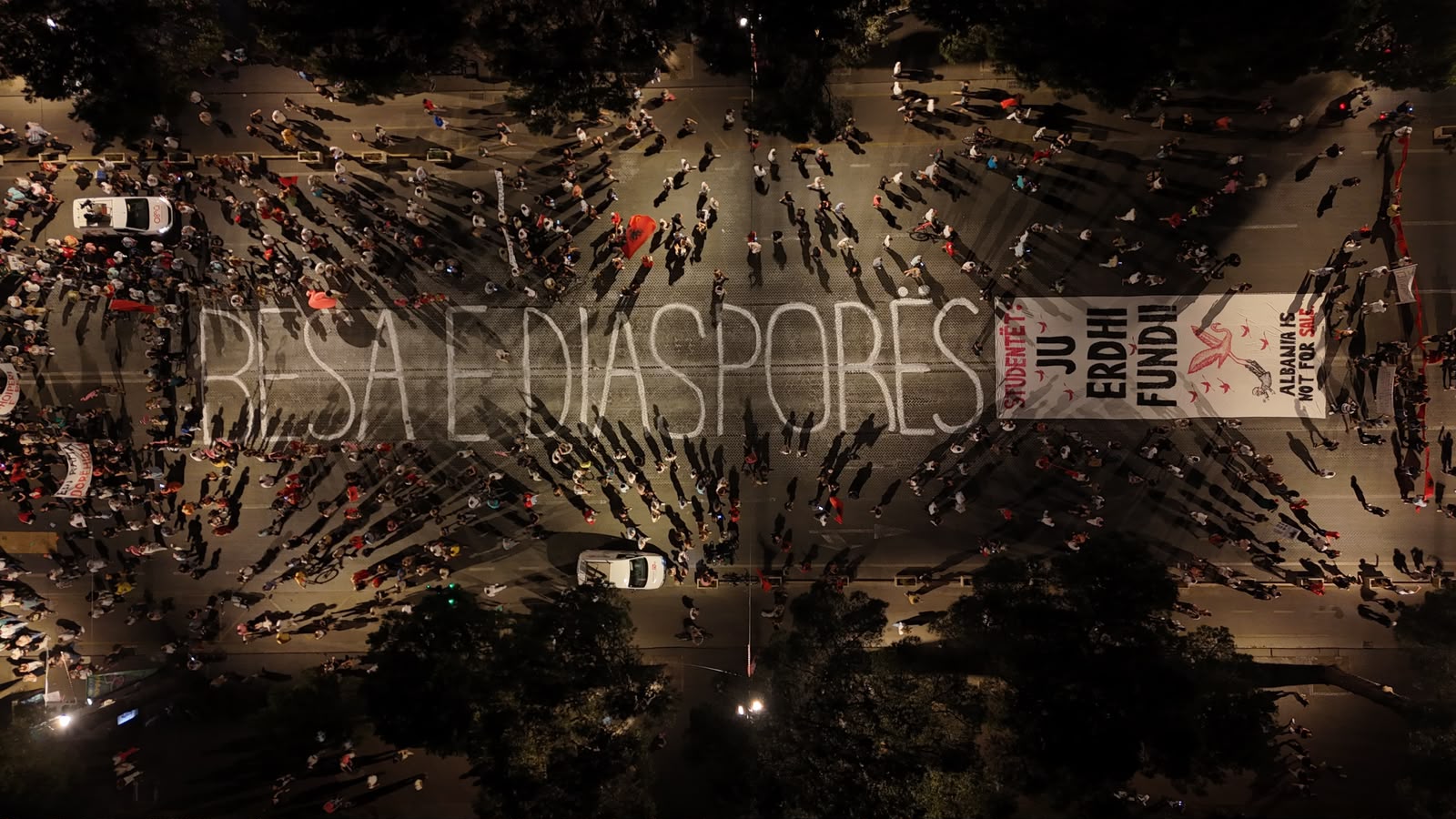 VIDEOLAJM  Revolta 77 të kundër Ramës   Besa e Diasporës   protestuesit i lënë mesazhin në Bulevard  Ju erdhi fund   