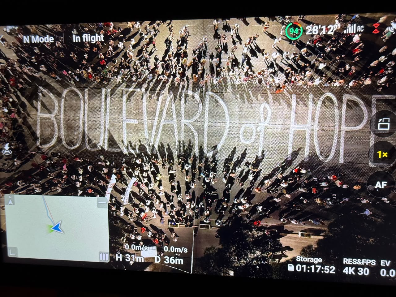 fotolajm-boulevard-of-hope-pas-fjalimeve-protestuesit-lane-mesazhin-me-shkronja-gjigante-para-kryeministrise
