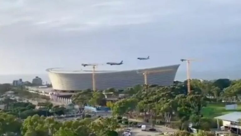 VIDEO/ Panik në Cape Town para pak nisjes së ndeshjes, dy avionë pasagjerësh fluturojnë shumë pranë stadiumit me tifozë