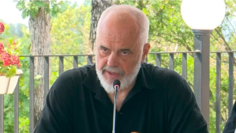 “Po nxisni protestat”/ Rama përplaset me kryebashkiakët e Divjakës dhe Selenicës për hartën e re territoriale. Çfarë ndodhi në mbledhjen me dyer të mbyllura