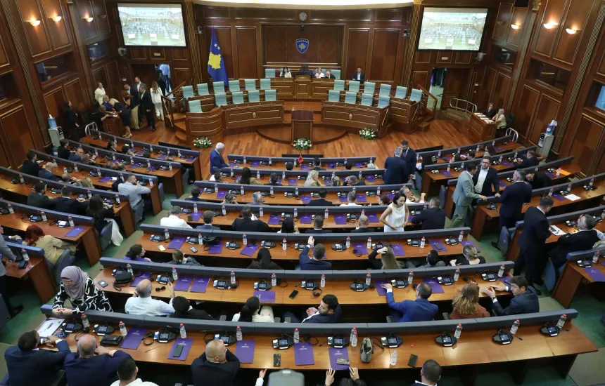 Kosovë  Tensionet dhe përplasjet në seancën e kaluar  PDK dorëzon kërkesën që seanca konstituive të vazhdojë më 14 gusht