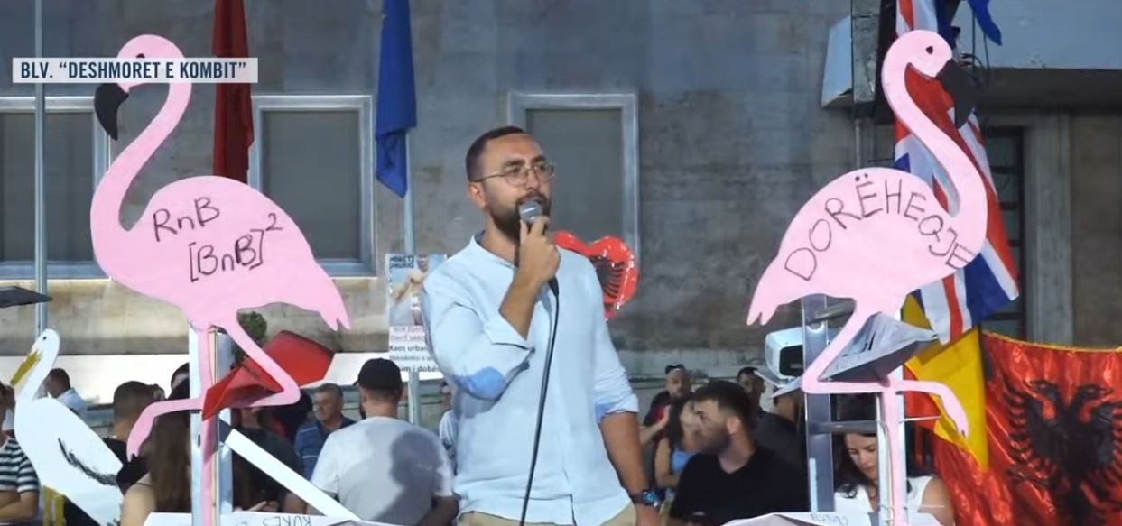  Aeroporti i Vlorës u përdor për propagandë   protestuesi  Kjo qeveri s është për qytetarët  Shqipëria nuk është pronë që Rama   