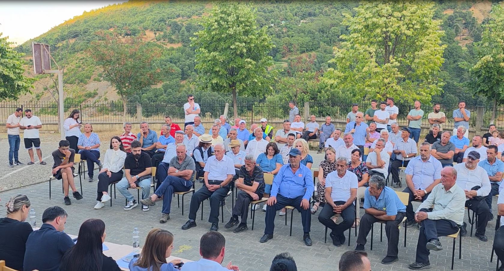 Bashkia Klos nis dëgjesat për territorialen  Banorët e Xibrit kundërshtojnë bashkimin me Matin  Largohen shërbimet