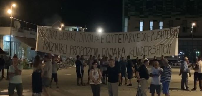 Dita e 32-të e protestës/ Banorët e Divjakës në shesh kundër shkrirjes së bashkisë: Qeveria përgjigjet vetëm me statuse në Facebook!