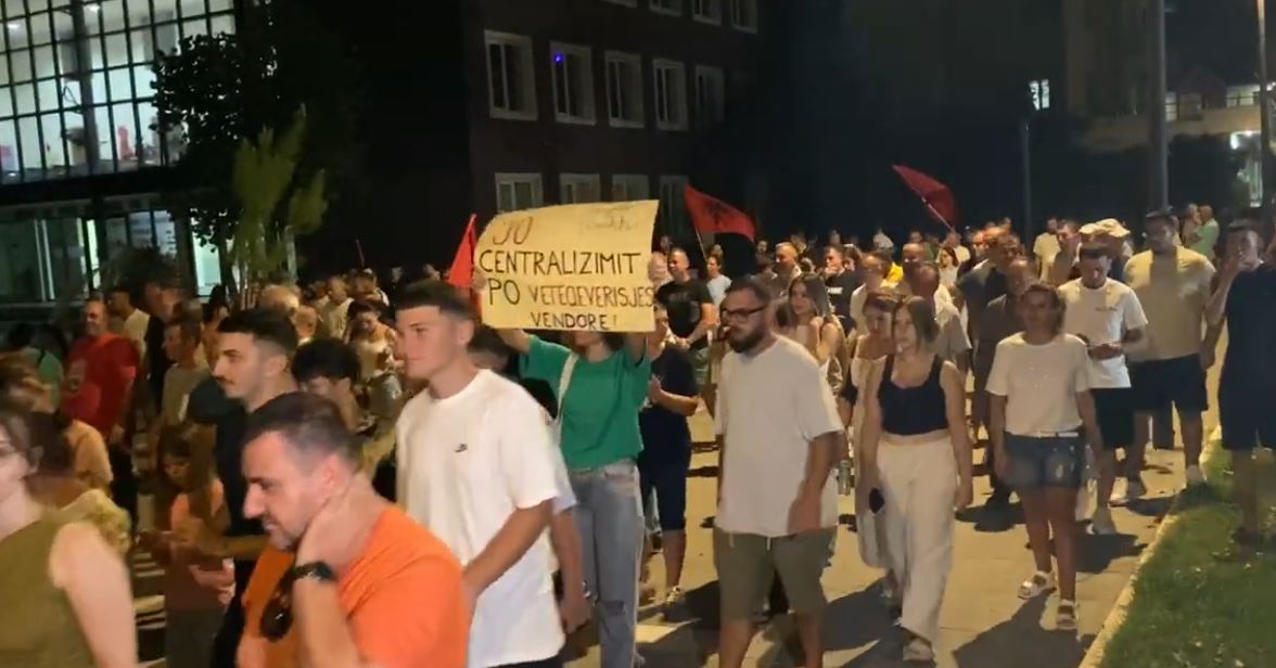VIDEO  Divjaka kundër shkrirjes me Lushnjen  protesta në ditën e 8 të  banorët kundërshtojnë propozimin e PS