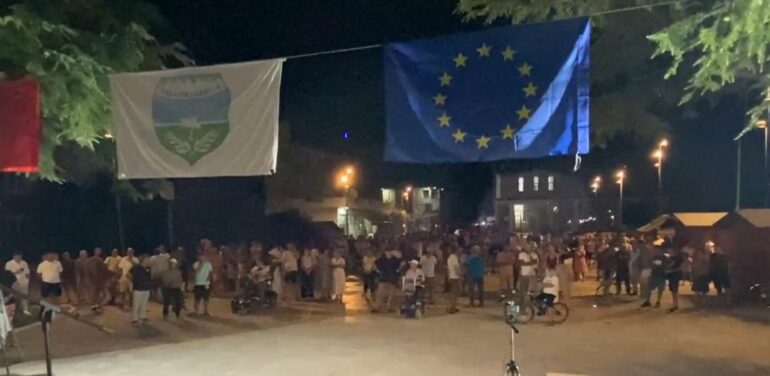 Divjaka 17 ditë në protestë kundë bashkimit me Lushnjën/ Qytetarët: Historia dhe tradita kundërshtojnë reformën, shkrirja politike
