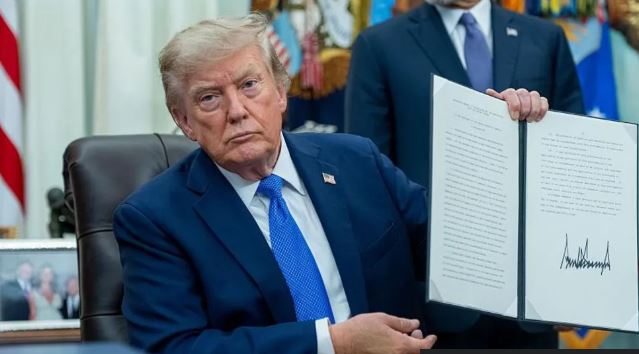 Trump firmos urdhra të rinj për emigracionin  Synon ndryshimin e rregullave për shtetësinë në SHBA