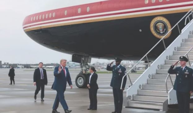 Ndërroi avionin pas një kërcënimi të mundshëm iranian  Trump konfirmon manovrën  Bëra atë që më tha Shërbimi Sekret