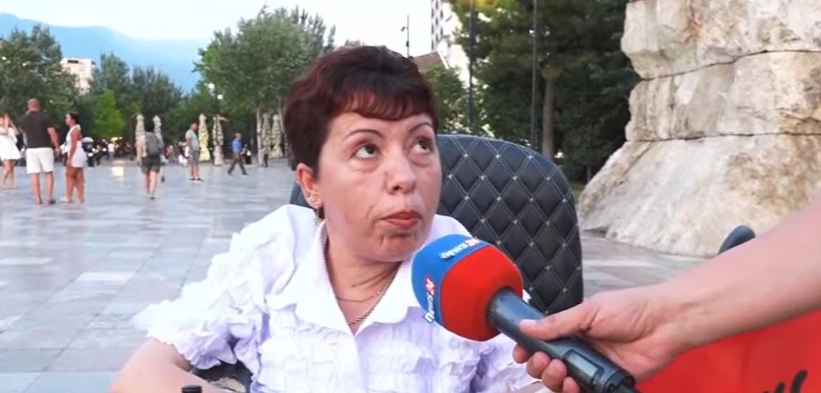 Në karrige me rrota  vjen çdo ditë nga Kamza në protestë  10 vite luftoj për një banesë dhe ndërhyrje  zëri ynë ka qenë i shur   