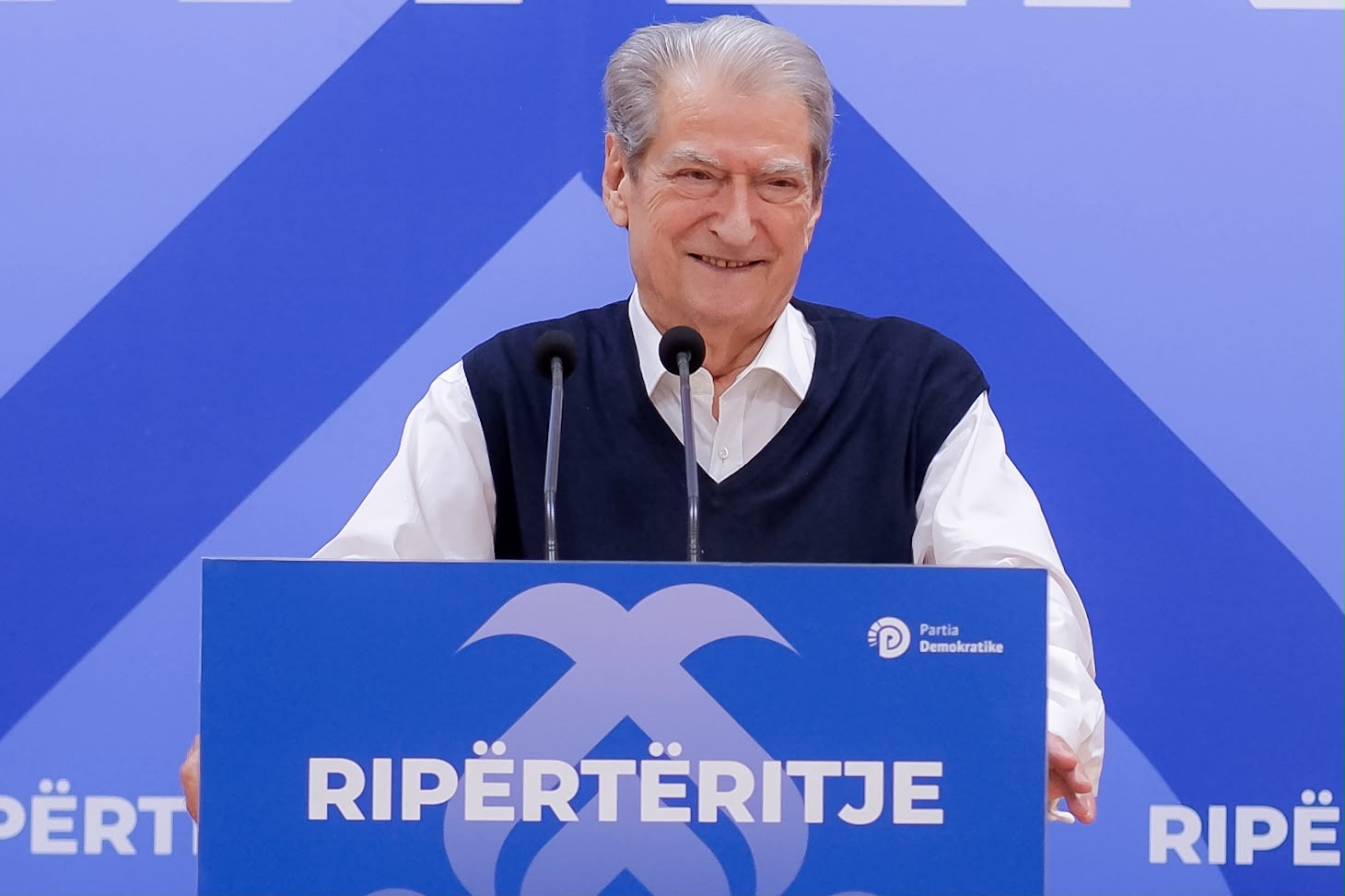  Rama çdo natë sheh veten në qeli dhe Lubinë pentito   Berisha ironizon   Pasqyrat    Diellat   