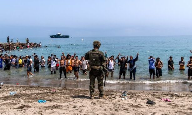 alarm-ne-ceuta-spanja-blindon-kufirin-ushtaret-ne-rruge-pas-thirrjeve-per-nje-tjeter-kalim-masiv-te-migranteve