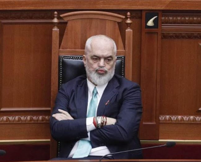 rama-ne-krize-imazhi-dhe-legjitimiteti-kellici-agjencia-per-media-drejtori-censure-pankartat-i-rrezuan-investimin-ne-propagande