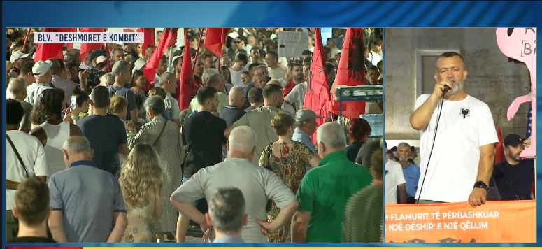 Qytetarët protestë në Bulevard  Aktivisti Meçan Zotaj  Të mos lejojmë çakejtë të na zbehin revoltën  duam një Shqipëri të re 