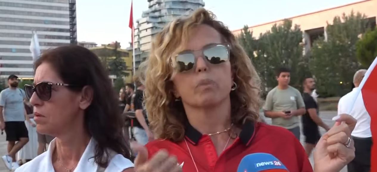 LIVE   Nëse nuk jemi ne prindërit do vdisnin  çfarë do bëjnë me pension 100 mijë lekë    Shqiptarët nga Milano në protestën ku   