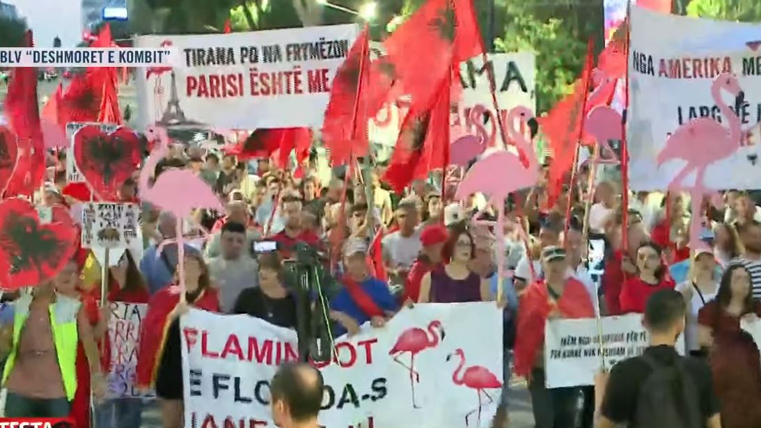  Edi Rama i pabesë     Diaspora revolucion në shesh  protestuesit i afrohen Kryeministrisë  Polici këtu na k   