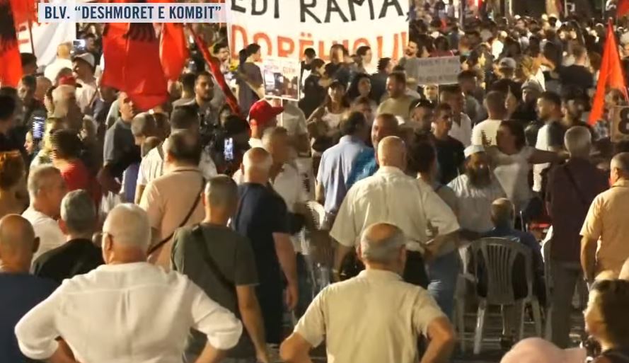 Përfundojnë fjalimet te Kryeministria   Protestuesit nisin marshimin në rrugët e Tiranës  Ju erdhi fundi 