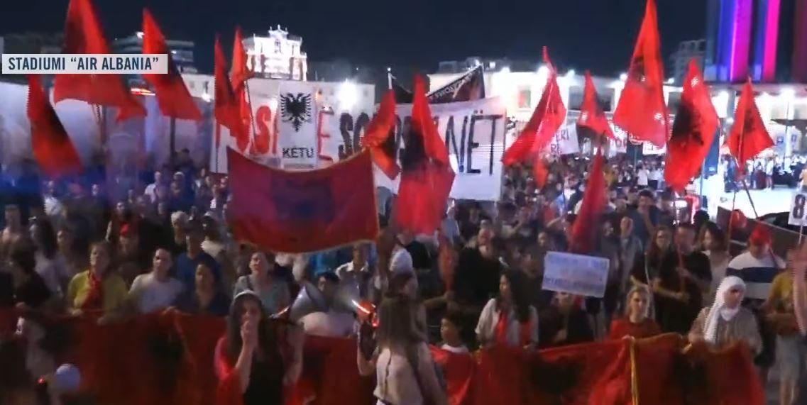 Qytetarët marshojnë masivisht në Tiranë   Rrugët e kryeqytetit ngjyrosen kuqezi  Shqipëria kërkon revolucion 