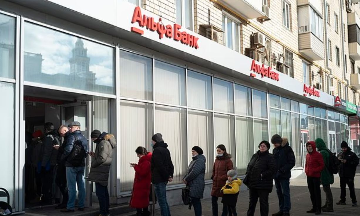 imazhe-dramatike-ne-moske-ruset-zbrazin-llogarite-presin-ne-radhe-ne-banka-per-te-terhequr-parate-e-tyre-frike-se-mos-shteti-i-perdor-per-luften