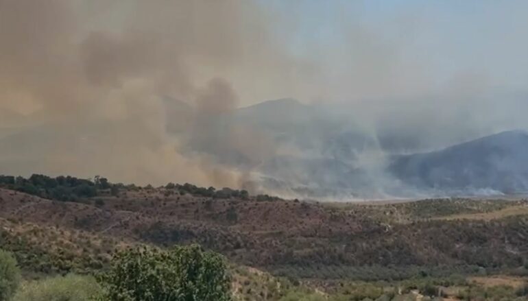 Zjarr masiv në Matomarë të Finiqit/ Flakët po përhapen drejt Mesopotamit, në rrezik edhe Delvina. Kërkohet ndërhyrja nga ajri